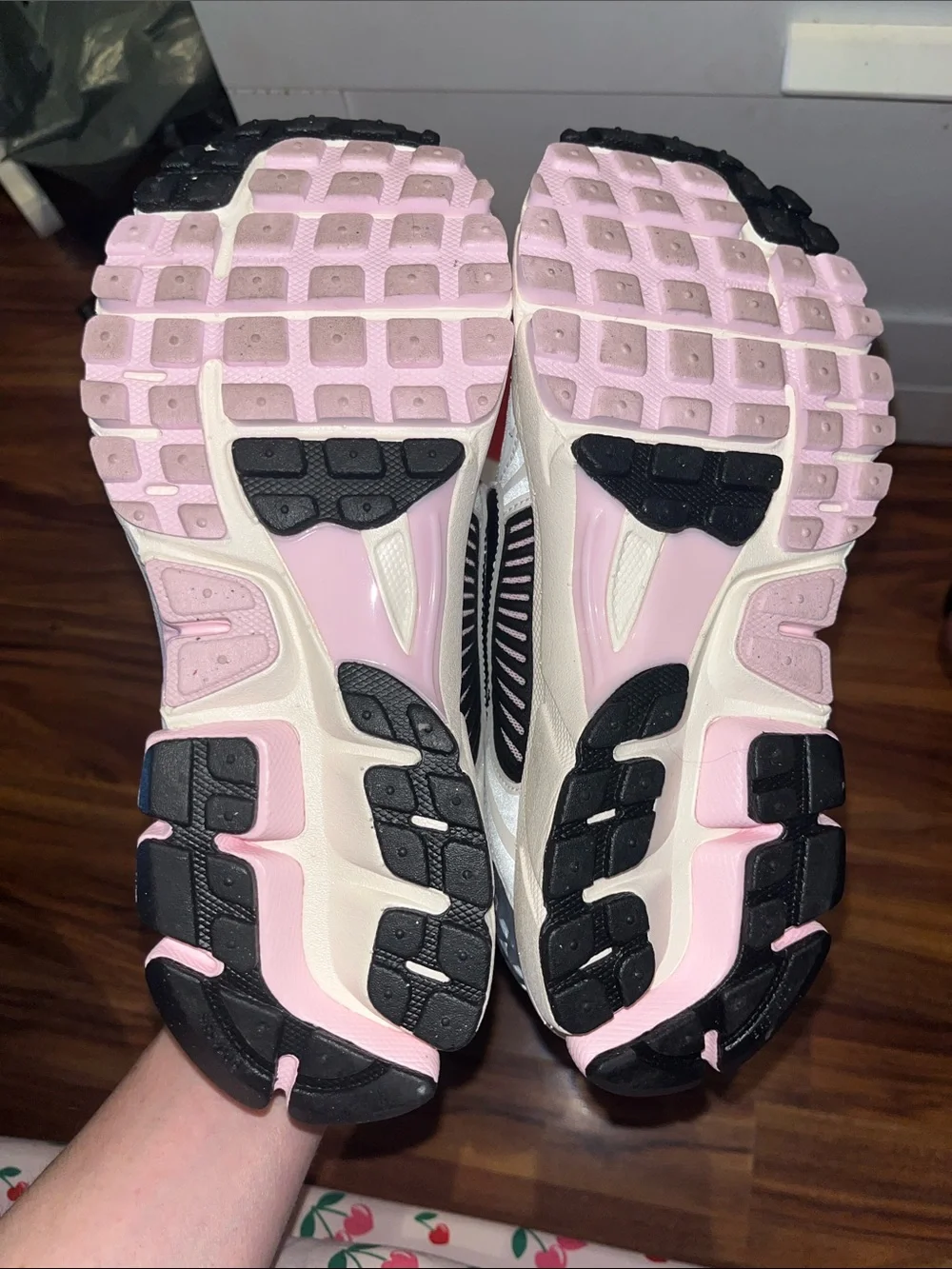 Nike Women’s Pink and Black Vomero  5. Size 7.5. Excellent Condition